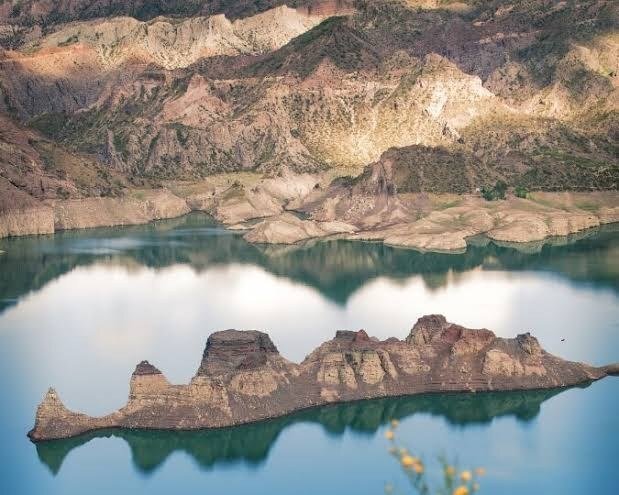 Paisaje de montañas y lago en San Rafael, Mendoza